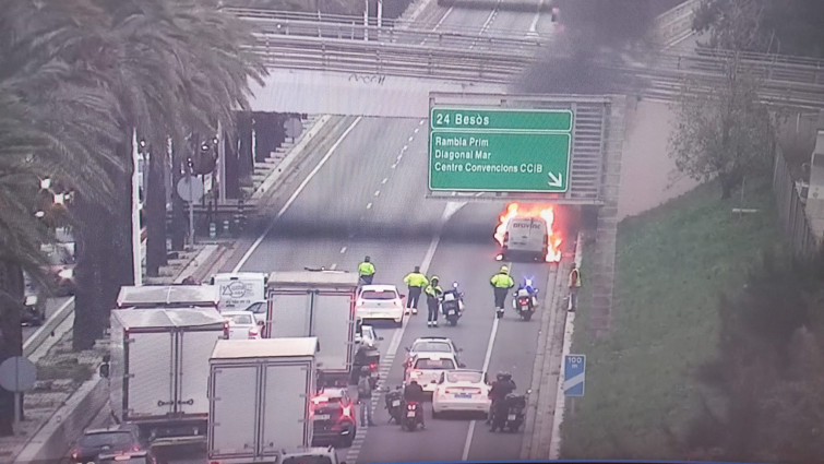 Caos circulatorio en la Ronda Litoral por el incendio de una furgoneta: 4,5 kilómetros de colas