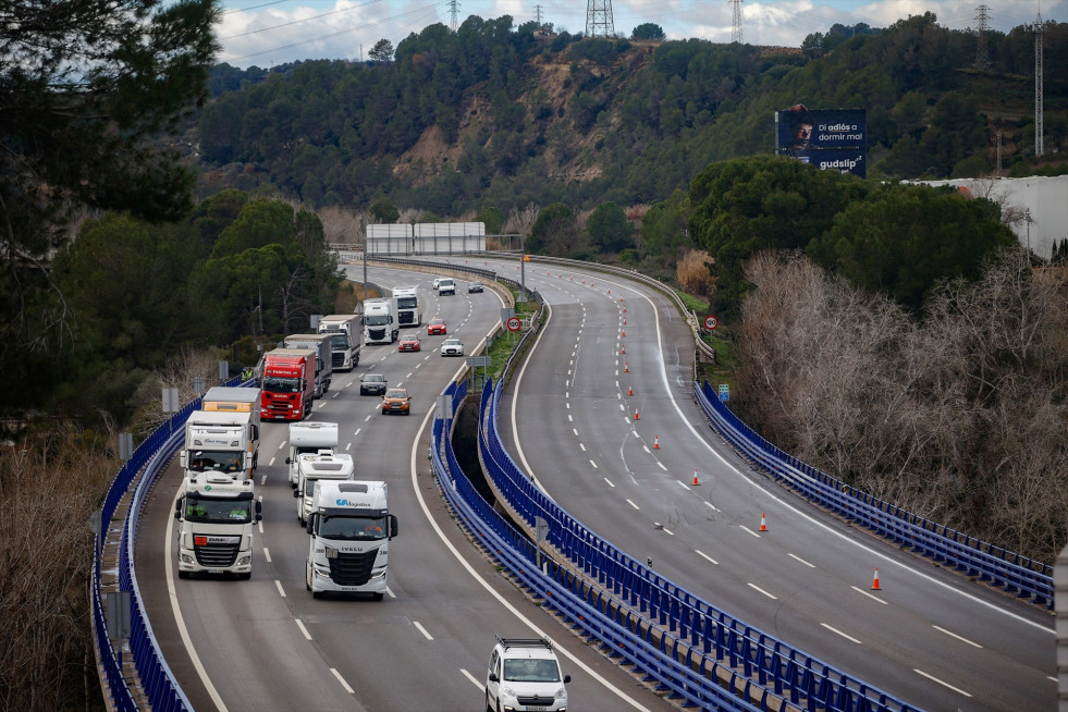 EuropaPress 7236128 vehiculos circulan ap 7 sufrido cortes accidente tren estaciones sant