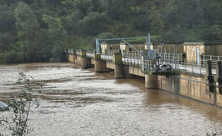 Máximo riesgo por el desbordamiento presa de Valuengo (Extremadura): los vecinos reciben un ES-Alert y son desalojados