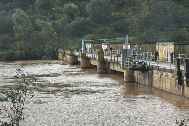 Máximo riesgo por el desbordamiento presa de Valuengo (Extremadura): los vecinos reciben un ES-Alert y son desalojados