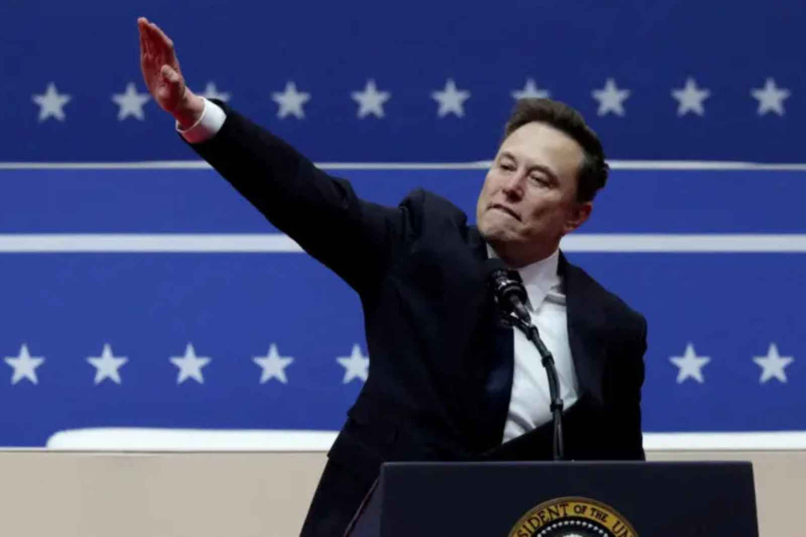 Elon Musk haciendo un saludo nazi