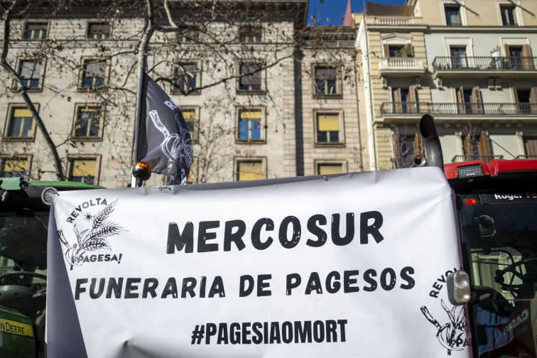 Los agricultores catalanes finalizan su protesta en Barcelona tras una intensa tractorada en la Gran Via