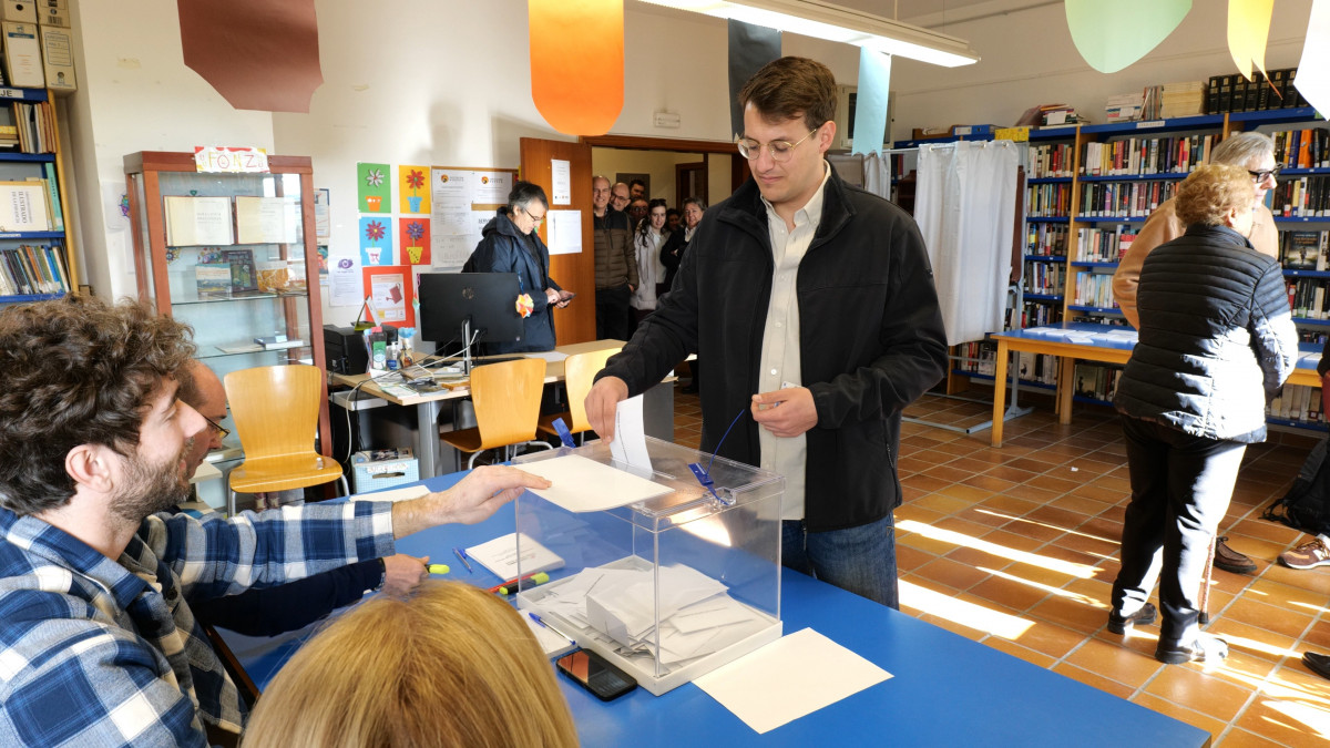 EuropaPress 7273777 candidato cha presidencia aragon jorge pueyo ejerce derecho voto fonz