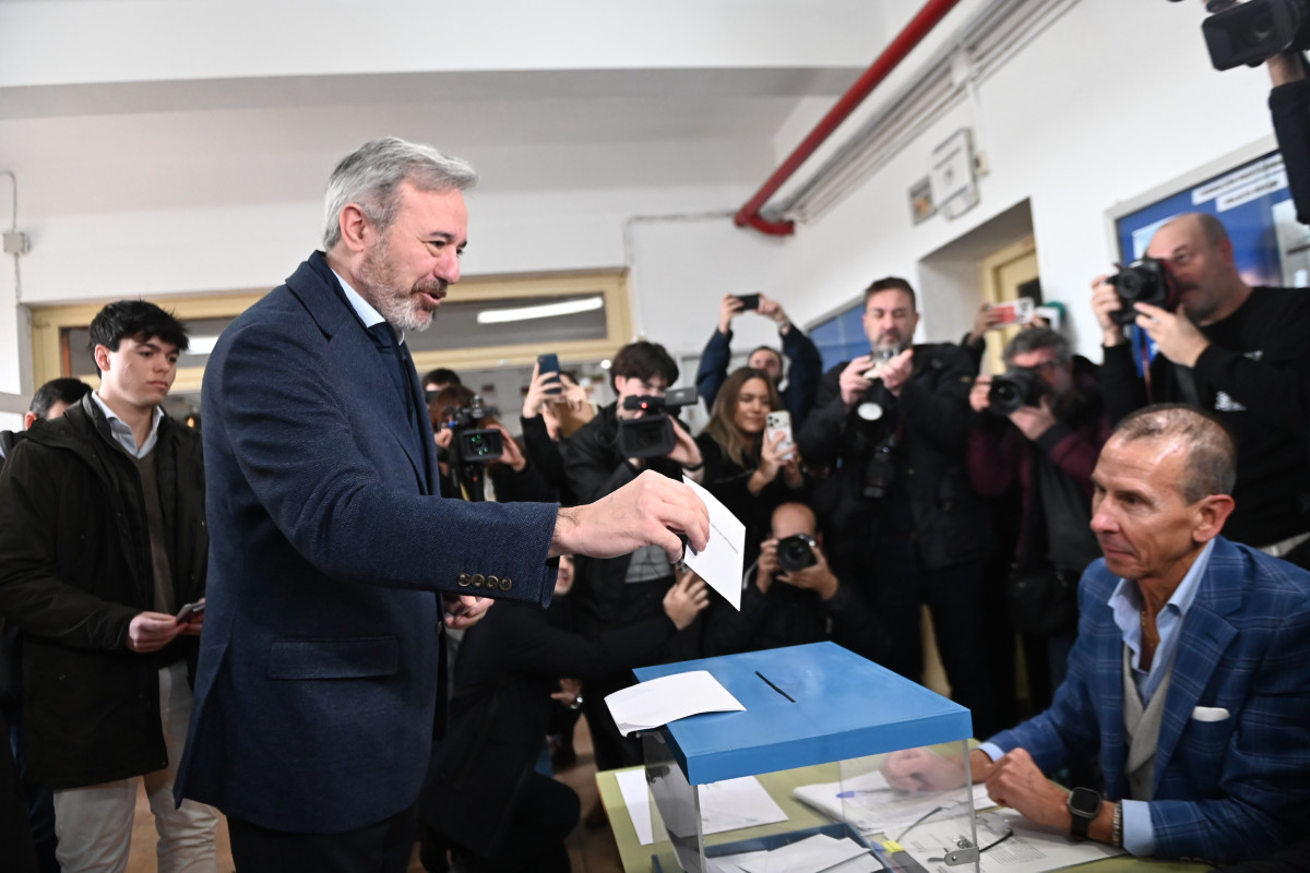 EuropaPress 7273625 candidato pp presidencia aragon jorge azcon ejerce derecho voto ies virgen