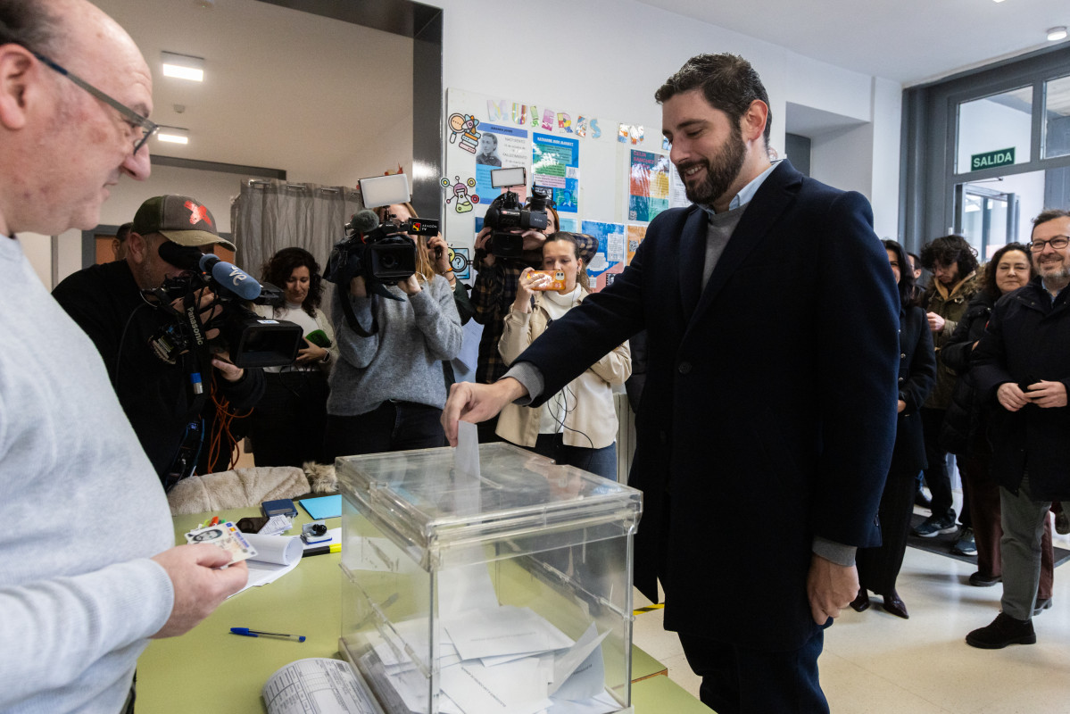 EuropaPress 7273964 candidato vox gobierno aragon alejandro nolasco ejerce derecho voto ceip