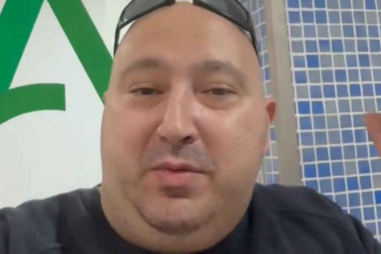 VÍDEO | “Un figurante de Torrente”: polémica por el espectáculo de un ultra en un centro de salud de Almería