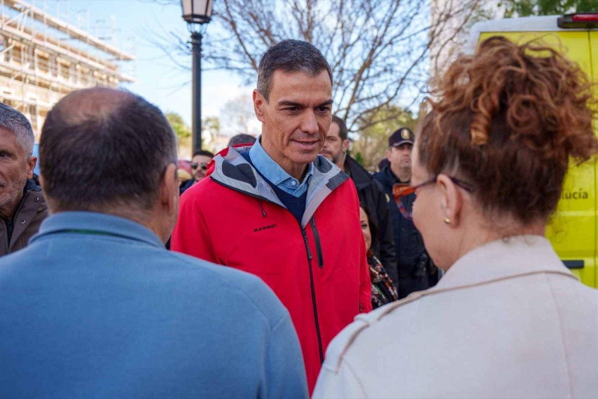 06022026 El presidente del Gobierno, Pedro Su00e1nchez, saluda a vecinos antes de realizar una visita al puesto de mando avanzado por el temporal situado en la localidad gaditana de San Roque   EP