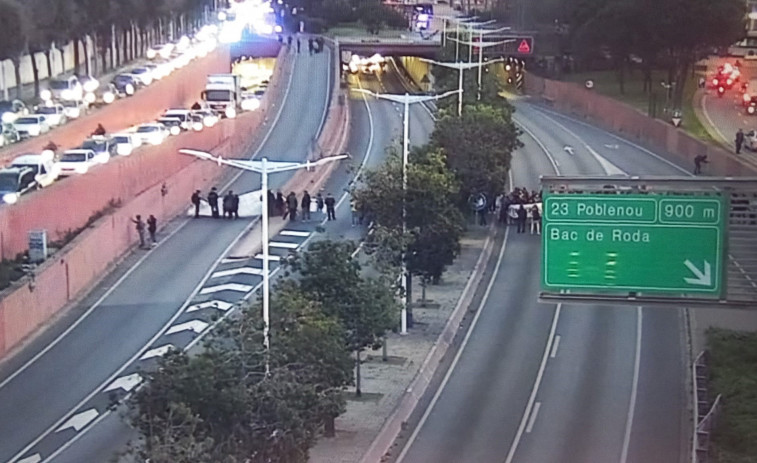 La huelga de docentes colapsa Catalunya con cortes en carreteras y cargas policiales