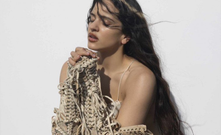 Denuncian a Rosalía y Soy una Pringada por fumar en un pódcast: llevan el caso al Ministerio de Sanidad