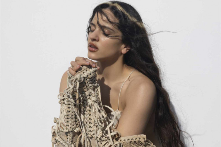 Denuncian a Rosalía y Soy una Pringada por fumar en un pódcast: llevan el caso al Ministerio de Sanidad