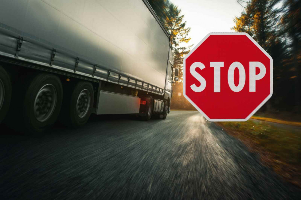 Camión, STOP   CANVA