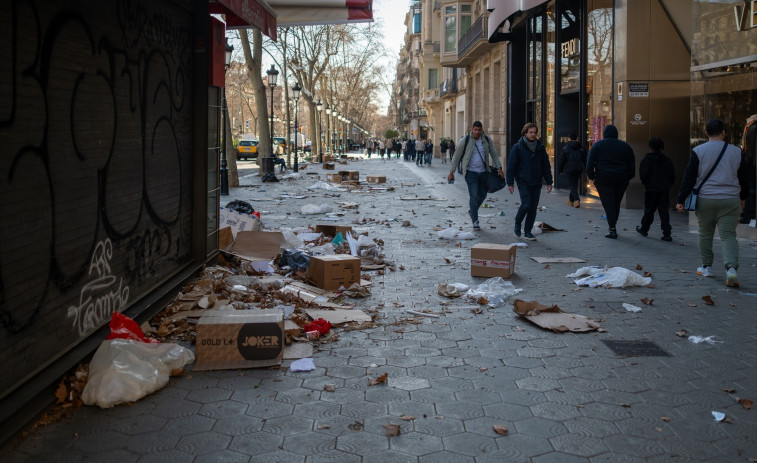 Las imágenes más espectaculares del temporal de viento que ha colapsado Barcelona