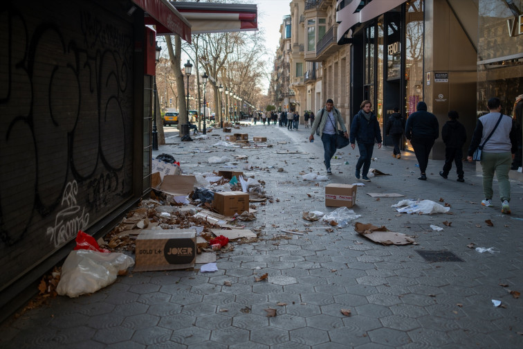 Las imágenes más espectaculares del temporal de viento que ha colapsado Barcelona