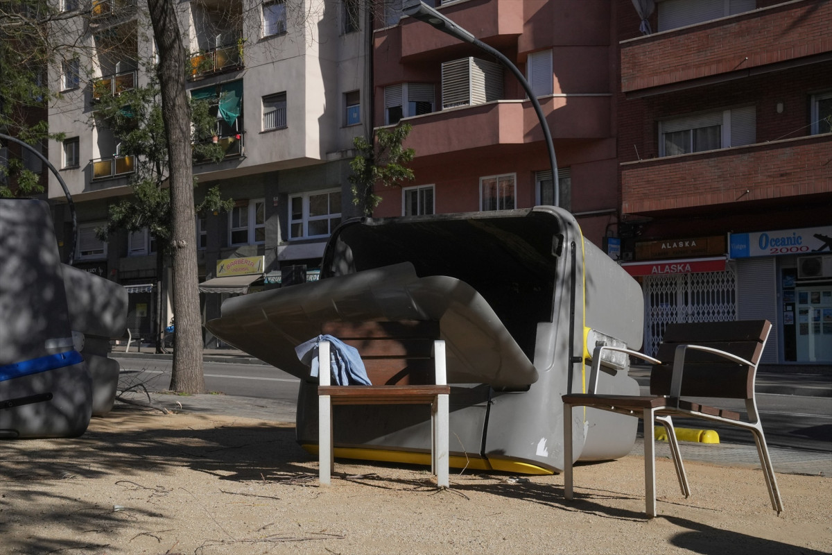 EuropaPress 7286081 contenedor volcado viento 12 febrero 2026 barcelona catalunya espana