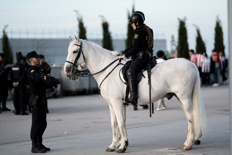 Una agente de la Policía acaba herida con quemaduras por una bengala en la previa del Atlético-Barcelona