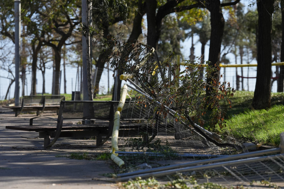 Valla caída por el viento el jueves en Barcelona