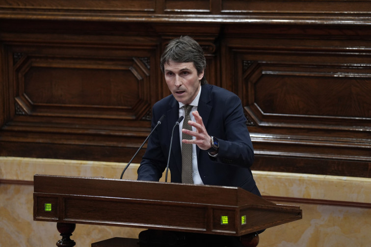 El diputado de Junts, Salvador Vergés, durante un pleno en el Parlament de Cataluña, a 10 de febrero de 2026, en Barcelona, Catalunya (España).