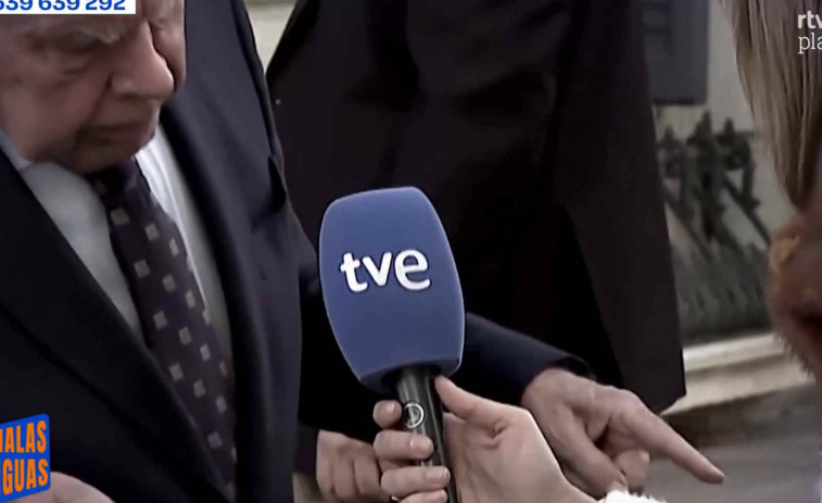 VÍDEO | La extraña reacción de Felipe González al ver un micro de TVE: 