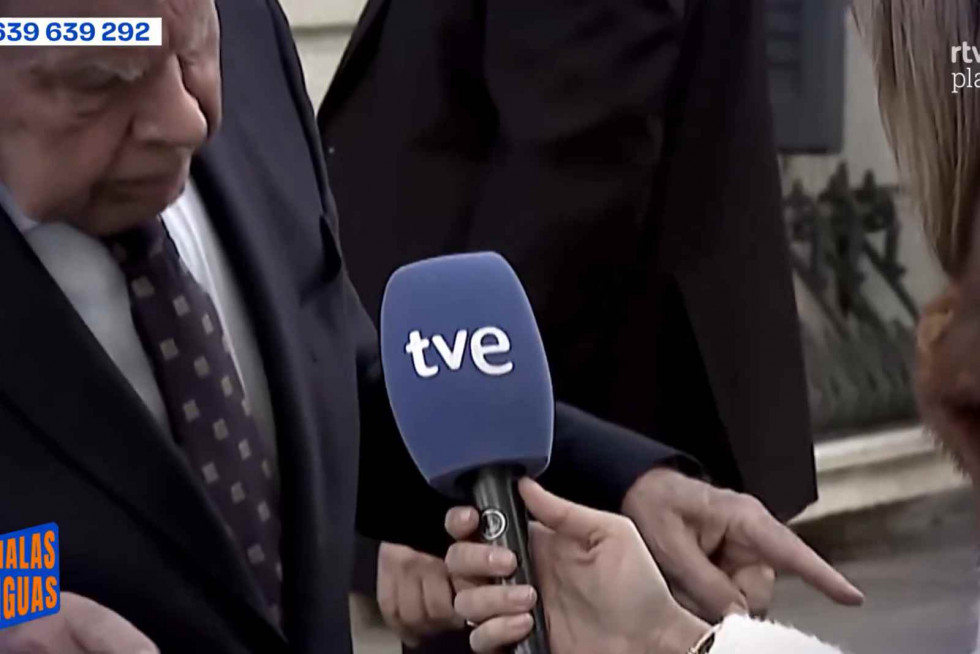 Felipe González observa enfadado el micro de TVE