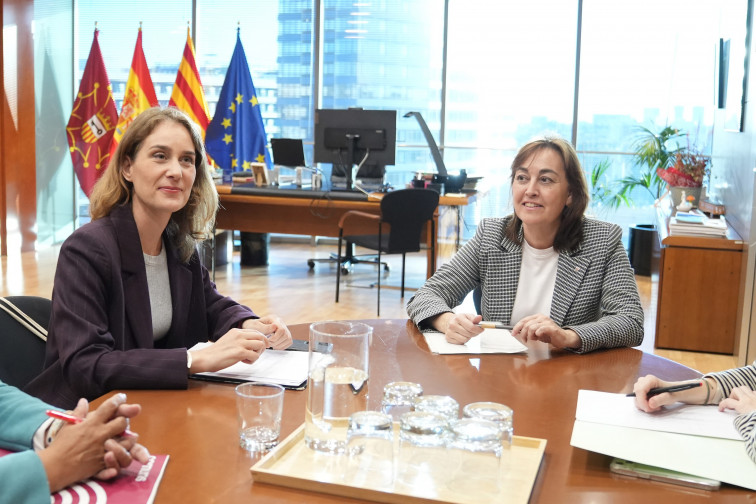 Archivo - La presidenta de los Comuns en el Parlament, Jéssica Albiach (i); y la consellera de Territorio, Vivienda, Transición Ecológica, Sílvia Paneque (d)