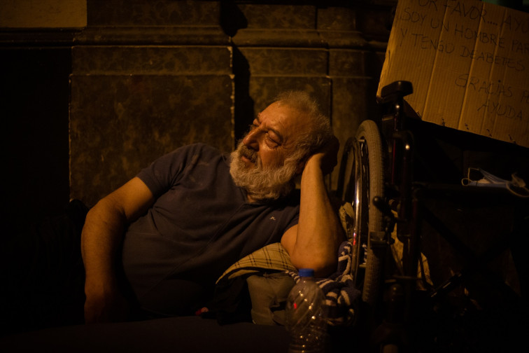 EuropaPress 3774385 paul hombre hogar duerme calle fontanella barcelona 10 junio 2021 barcelona