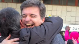 Vídeo: Marc Giró y Jordi Évole sorprenden al público bailando en Cornellà antes de su nuevo show