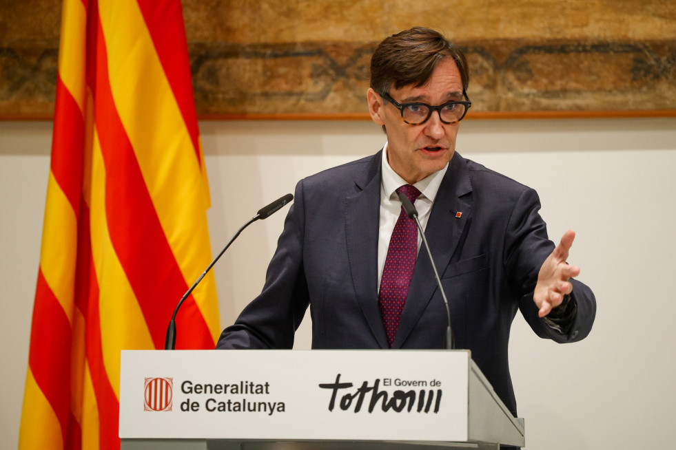 El presidente de la Generalitat, Salvador Illa, durante la firma del acuerdo de cesión de vivienda social, en el Palau de la Generalitat, a 16 de febrero de 2026, en Barcelona, Catalunya (España).