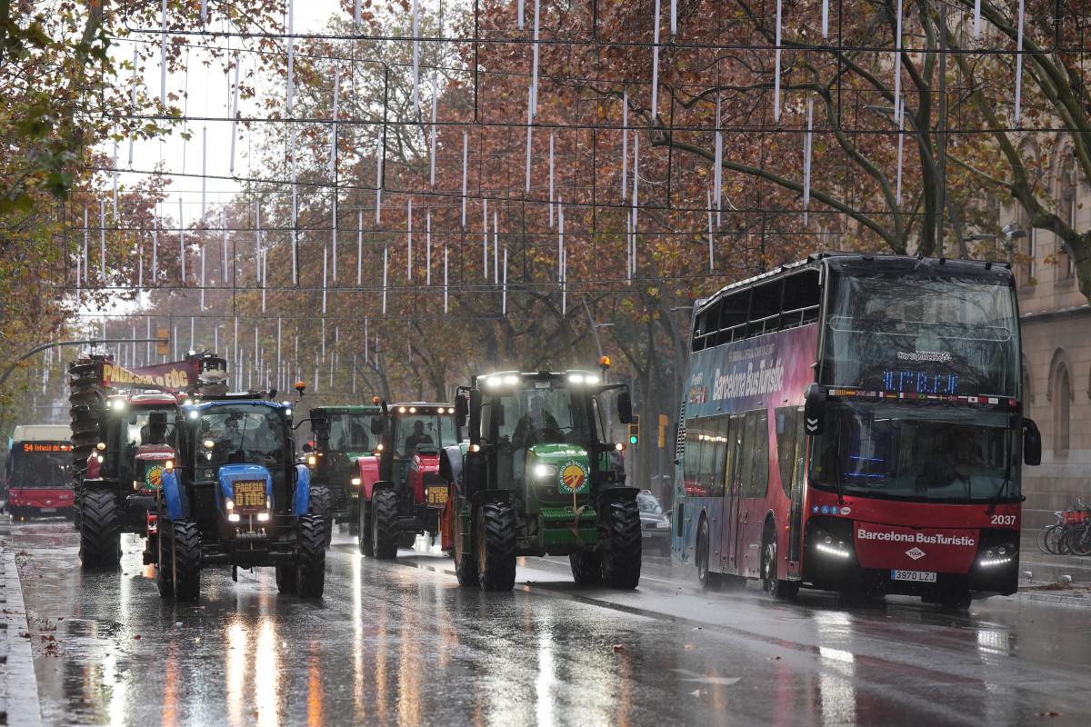 Archivo - Agricultores en el interior de sus tractores por la Gran Vía de Barcelona durante una tractorada