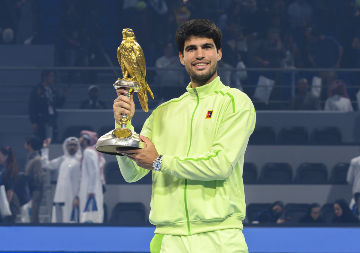EuropaPress 7313101 doha feb 22 2026    champion carlos alcaraz poses with the trophy during