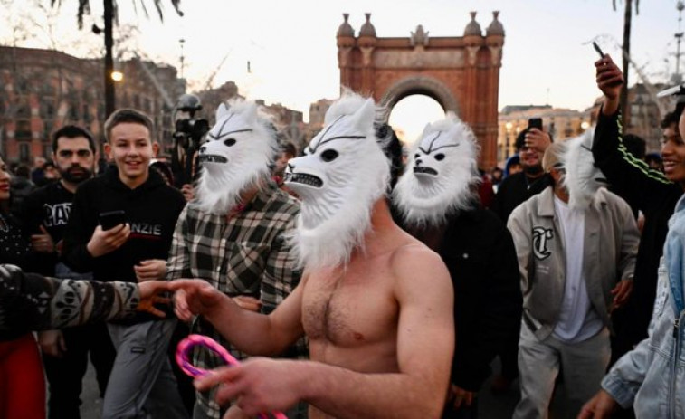 Vídeo: Barcelona vive un encuentro polémico de ‘therians’ que termina con detenciones y altercados masivos