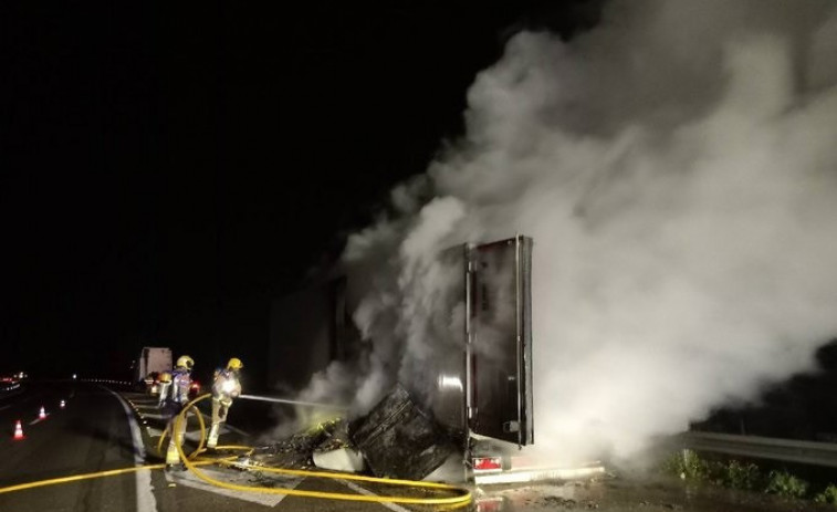 2 carriles cortados en la AP-7 entre Torredembarra y Altafulla por el incendio de un camión