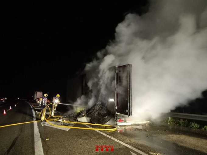 2 carriles cortados en la AP-7 entre Torredembarra y Altafulla por el incendio de un camión
