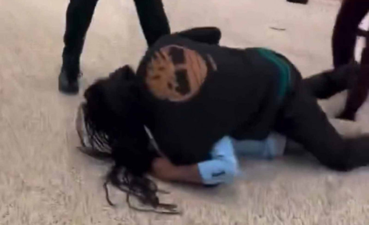 VÍDEO | Un padre da una paliza al asesino de su hijo de 16 años en el juzgado