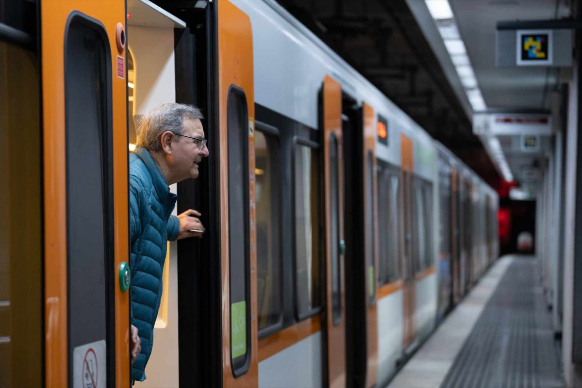 Una persona sale de un tren, en la estación de Gràcia, a 24 de enero de 2025, en Barcelona, Catalunya (España).