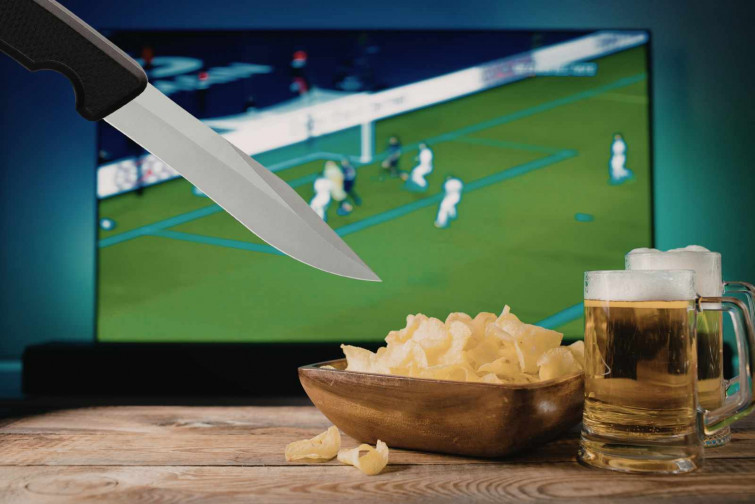 Tragedia por el VAR: una mujer apuñala a su marido porque creía que los insultos al árbitro iban contra ella