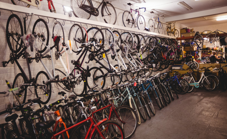 Golpe de 300.000 euros en Cardedeu: roban 120 bicicletas eléctricas en un asalto de película