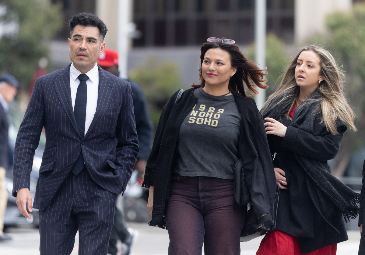 EuropaPress 6639008 actriz elisa mouliaa junto abogado alfredo arrien llegan juzgados plaza