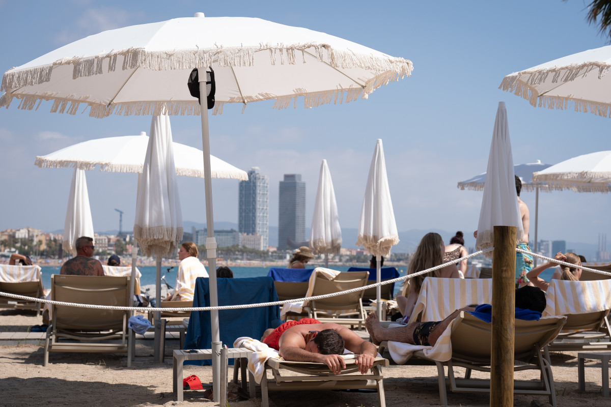 EuropaPress 6137024 turistas inmediaciones hotel agosto 2024 barcelona cataluna espana cataluna