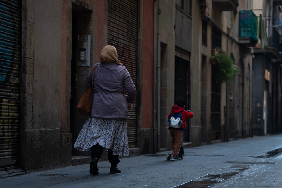 Archivo - Una mujer camina por una calle, en una imagen de archivo