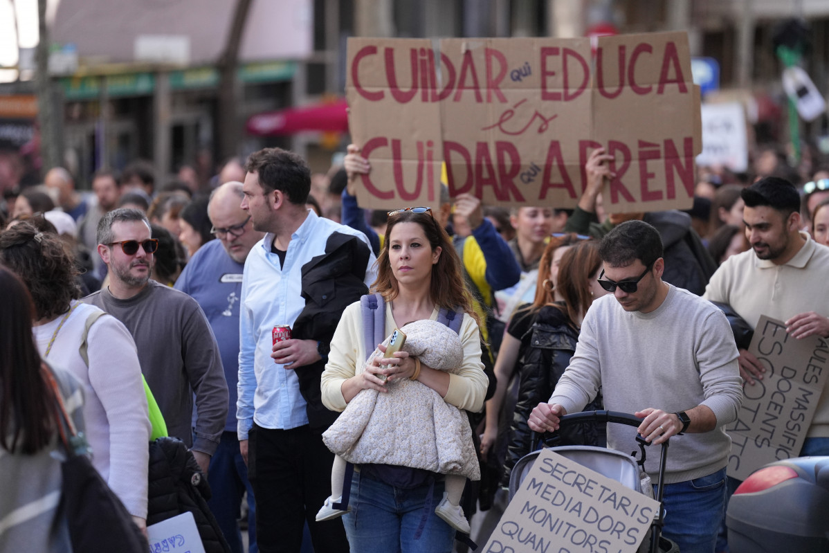 EuropaPress 7283433 grupo personas manifestacion motivo huelga docentes catalunya via augusta