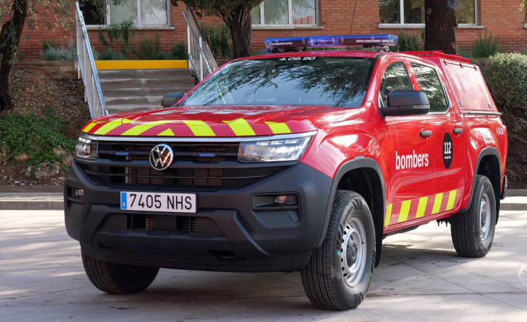 Los Bombers detienen la fuga de argón de un vagón de tren de mercancías en La Llagosta