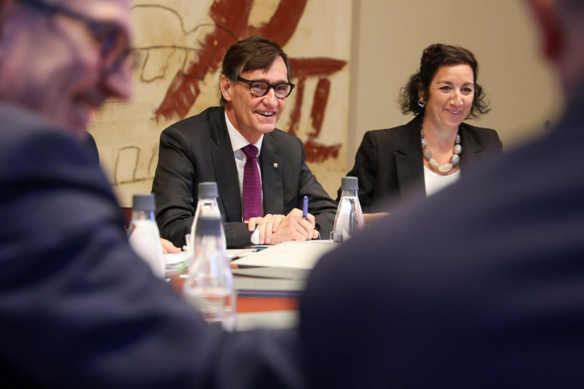 El presidente de la Generalitat, Salvador Illa, y la consellera de Economía y Finanzas, Alícia Romero, en una reunión del Consell Executiu