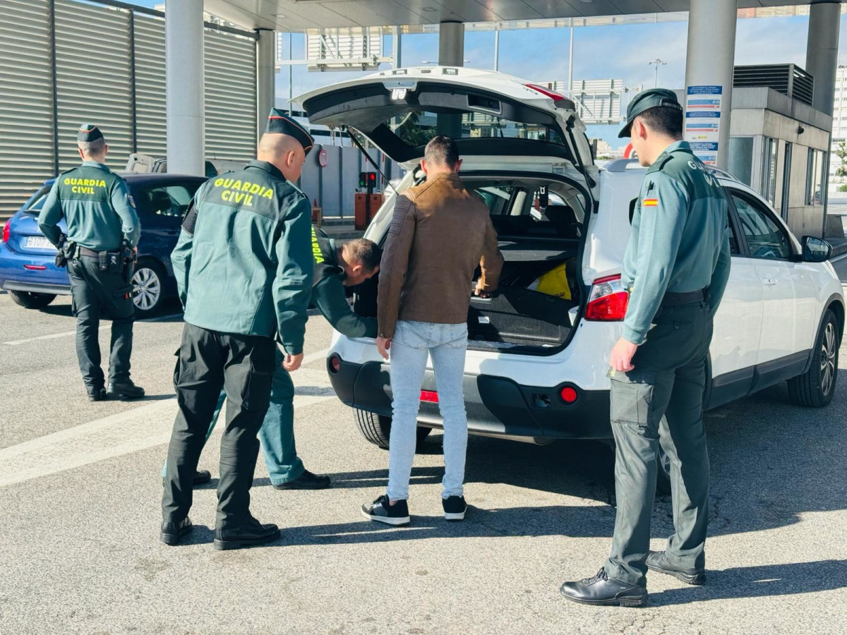 EuropaPress 5891598 agentes guardia civil control puerto algeciras
