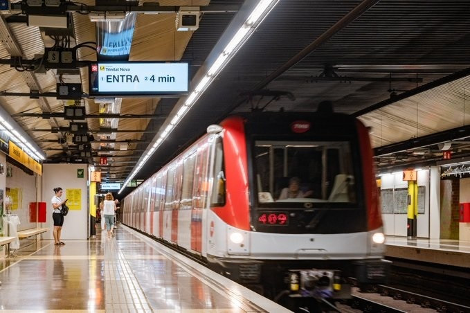 Un atropello interrumpe la L4 del Metro de Barcelona entre Selva de Mar y Urquinaona