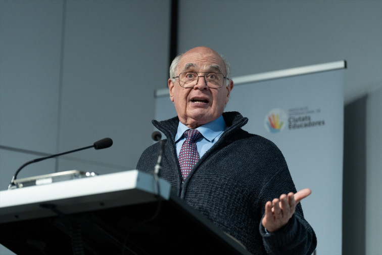 Rabell (PSC) se despide del pleno de Barcelona por un cáncer: 