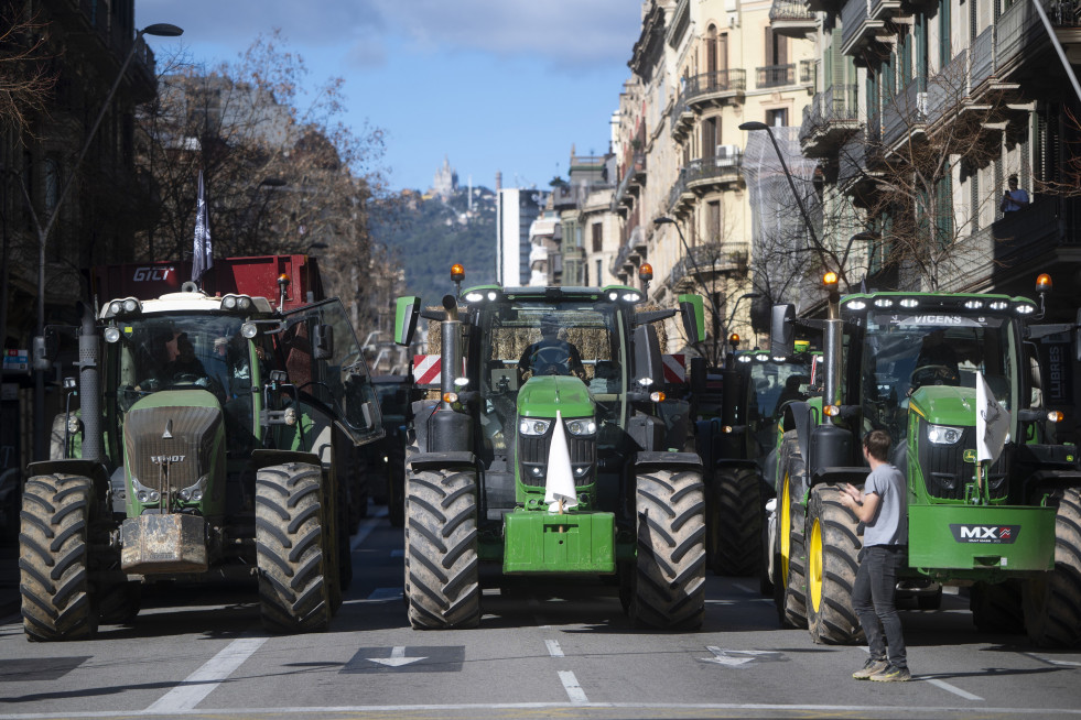 Archivo - Imagen de una tractorada convocada por Revolta Pagesa en Barcelona.