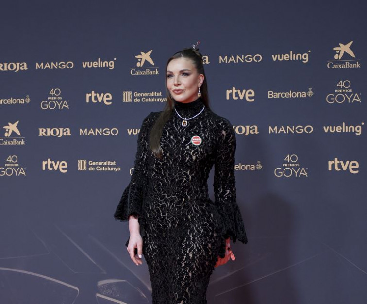 Inés Hernand deslumbra en la alfombra roja de los Goya con una chapa ‘Free Palestine’
