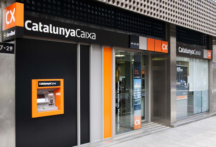 La integración de CatalunyaCaixa y BBVA trae de cabeza a sus clientes