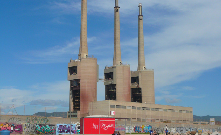 VÍDEO | El salto desde les Tres Xemeneies deja dos detenidos y un paracaidista a la fuga