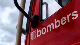 Incendio en una nave industrial en El Prat: hasta diez dotaciones para sofocar las llamas